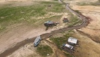 Sungai Solimoes di negara bagian Amazonas, Brasil, mengalami kekeringan terburuk kedua dalam sepuluh tahun terakhir, menurut layanan geologi Brasil. Sungai adalah jalur kehidupan bagi komunitas-komunitas ini, jalur utama masuknya pasokan.