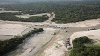 Penduduk setempat terpaksa menggunakan kano untuk membawa makanan dan bahan bakar dalam jumlah kecil karena beberapa perahu besar tidak dapat lagi melintasi perairan rendah.  