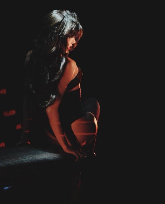 “Menurutku foto-foto ini terlalu berlebihan untuk ditunjukkan langsung kepada penggemar muda,” “Tak pernah kubayangkan aku akan melihat bokong seorang idol KPop,” “Dia benar-benar lupa bahwa dia seorang idol KPop,” komentar sejumlah netizen di forum komunitas Korea. Foto: dok. Twitter @CrazyHorseParis