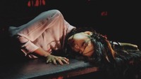 Penonton yang hadir menyaksikan pertunjukan Lisa BLACKPINK menyebut sang bintang K-Pop tampil dengan berbagai busana. (Foto: dok. Twitter @CrazyHorseParis)