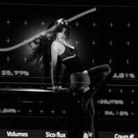 Penggemar awalnya hanya bisa melihat foto Lisa BLACKPINK setelah pertunjukan, saat keluar dari venue Crazy Horse Paris. Sebab penonton kabaret dilarang mengambil foto maupun video selama pertunjukan. Foto: dok. Twitter @CrazyHorseParis