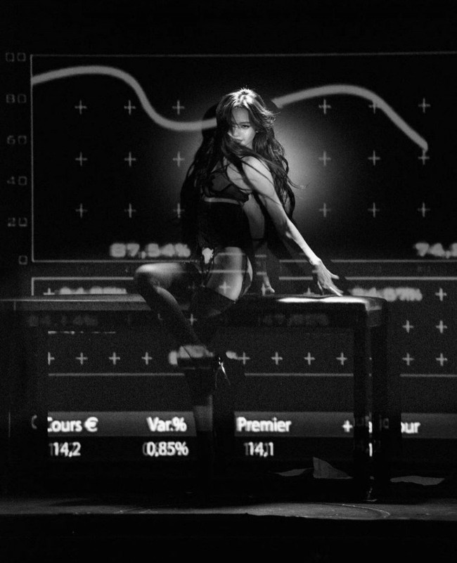 Netizen Korea menilai foto-foto Lisa BLACKPINK tidak pantas dilihat oleh penggemar di bawah umur. Sejak awal, netizen Korea mengecam penampilannya di Crazy Horse Paris karena kelab kabaret tersebut identik dengan imej vulgar. Beberapa penarinya bertelanjang dada. Foto: dok. Twitter @CrazyHorseParis