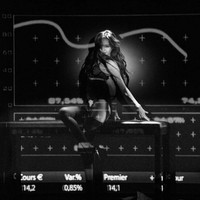 Netizen Korea menilai foto-foto Lisa BLACKPINK tidak pantas dilihat oleh penggemar di bawah umur. Sejak awal, netizen Korea mengecam penampilannya di Crazy Horse Paris karena kelab kabaret tersebut identik dengan imej vulgar. Beberapa penarinya bertelanjang dada. Foto: dok. Twitter @CrazyHorseParis