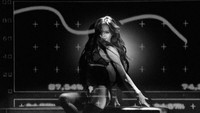 Potret penampilan Lisa BLACKPINK di Crazy Horse diunggah ke media sosial resmi venue tersebut. Dalam sebuah foto, Lisa tampil dengan busana hitam yang seksi. (Foto: dok. Twitter @CrazyHorseParis)
