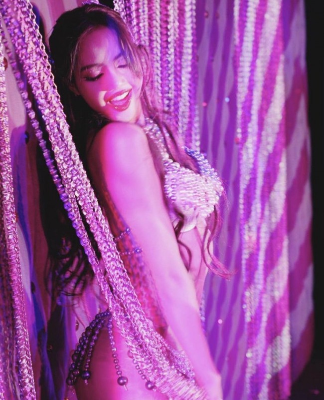 Kelab kabaret Crazy Horse Paris akhirnya merilis foto seksi Lisa BLACKPINK saat bertransformasi menjadi ‘Crazy Girl’. Personel BLACKPINK itu tampil memakai kostum ketat, membawakan tarian sensual. Foto: dok. Twitter @CrazyHorseParis