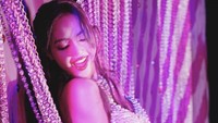 Yang pasti banyak dari busana yang dikenakan Lisa dalam aksi panggungnya mengedepankan sisi seksi dari sang bintang. (Foto: dok. Twitter @CrazyHorseParis)