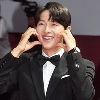 Selama tujuh bulan terakhir, Song Joong Ki menetap di Italia bersama sang istri Katy Louise Saunders dan anak pertamanya. Aktor 38 tahun itu mengobati kangen penggemar karena tampil kembali di hadapan publik sebagai tamu BIFF 2023. Foto: dok. Twitter @sjkwings1985