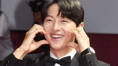 7 Gaya Song Joong Ki di Busan International Film Festival 2023 Usai Jadi Ayah