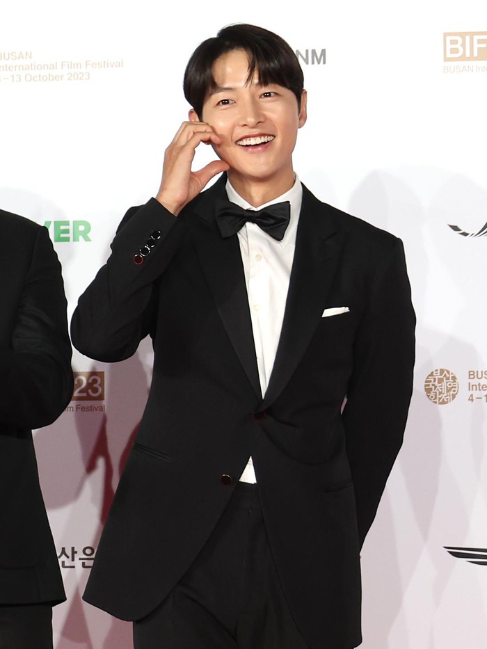 Gaya Song Joong Ki di Busan International Film Festival 2023 Gaya Song Joong Ki di Busan International Film Festival 2023