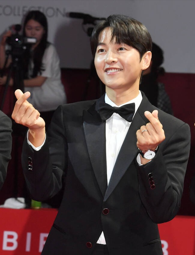 Penampilan Song Joong Ki di BIFF 2023 sontak menjadi perbincangan di media sosial. Mengingat ini adalah acara pertama yang dihadiri Song Joong Ki setelah menyambut kelahiran anaknya di Italia dan resmi menjadi seorang ayah pada Juni 2023.Foto: dok. Twitter @sjkwings1985