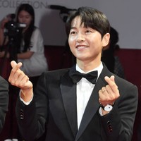 Penampilan Song Joong Ki di BIFF 2023 sontak menjadi perbincangan di media sosial. Mengingat ini adalah acara pertama yang dihadiri Song Joong Ki setelah menyambut kelahiran anaknya di Italia dan resmi menjadi seorang ayah pada Juni 2023.Foto: dok. Twitter @sjkwings1985