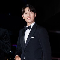 Song Joong Ki hadir di acara pembukaan Busan International Film Festival 2023, Rabu (4/10/2023), bersama pemain film Hwaran. Ayah satu anak itu tampil memakai setelan jas hitam keluaran Louis Vuitton. Foto: dok. Twitter @sjkwings1985