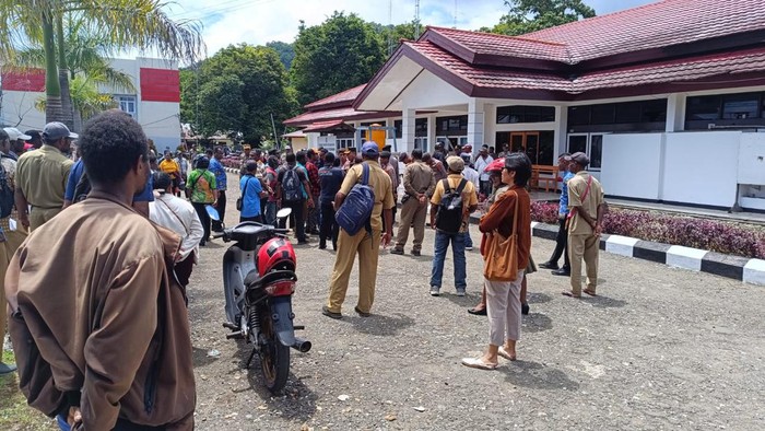 Guru honorer geruduk kantor BKPSDM Kepulauan Yapen gegara tidak lolos seleksi CPNS.