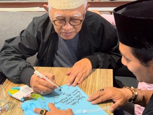 Cerita Santri Payungi Gus Mus di Jabal Uhud Saat Umrah