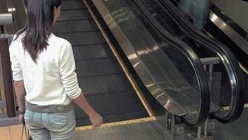 Iklan baterai di lift bikin pengunjung kaget, Foto: Boredpanda