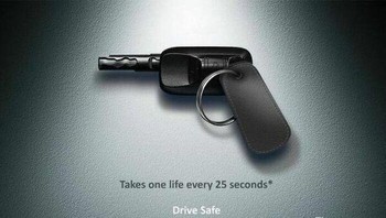 Iklan masyarakat tentang keselamatan berkendara. Foto: Boredpanda