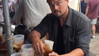 Leonardo DiCaprio terkenal sebagai aktor papan atas di Hollywood. Tapi di versi AI milik Jon, Leo hanyalah penjual es teh manis kaki lima di pasar. Foto: Jon Orana