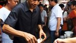 Intip Teknologi AI Ciptakan Foto Selebriti Ternama Jualan Makanan Kaki Lima
