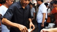 Mantan Presiden Amerika, Barrack Obama juga ikut jualan di salah satu pasar tradisional. Tampak Obama tengah membuat satu minuman. Foto: Jon Orana