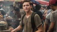 Begitu juga dengan pemain film Spiderman yaitu Tom Holland, yang tampil lebih sederhana saat jualan sup di pasar yang ramai. Foto: Jon Orana