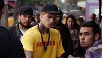  Justin Bieber ternyata tak hanya pandai menyanyi dan menari. Di foto AI yang satu ini, Justi kelihatan sibuk jualan es jeruk. Foto: Jon Orana