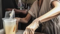 Terakhir ada Angelina Jolie, yang berjualan crepes dengan konsep food truck yang cukup populer di Filipina.  Foto: Jon Orana