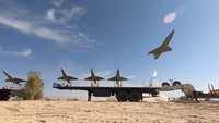 Sebuah drone diluncurkan saat latihan militer di lokasi yang dirahasiakan di Iran, Rabu (4/10/2023).  