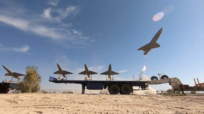 Iran Gelar Latihan Drone Tempur Besar-besaran, Bikin Rusia Kepo A drone is launched during a military exercise in an undisclosed location in Iran, in this handout image obtained on October 4, 2023. Iranian Army/WANA (West Asia News Agency)/Handout via REUTERS ATTENTION EDITORS - THIS PICTURE WAS PROVIDED BY A THIRD PARTY. QUALITY FROM SOURCE.