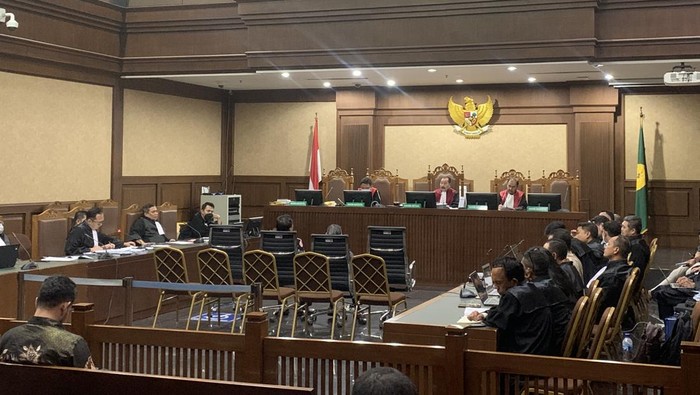 Jaksa menghadirkan Ahli Pengadaan Barang dan Jasa Pemerintah dari Lembaga Kebijakan Pengadaan Barang Jasa Pemerintah (LKPP), Setya Budi Arijanta di sidang kasus korupsi proyek BTS.