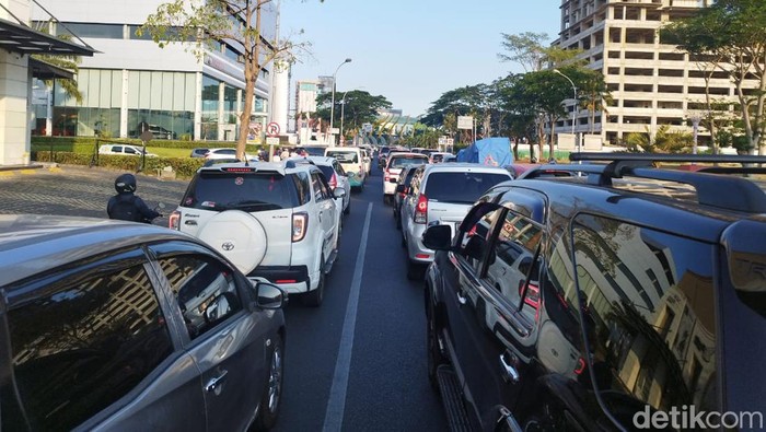 Seorang pengendara, Dian, melaporkan kemacetan parah di Jalan Citraland Menuju Unesa. Ia belum tahu penyebabnya apa.