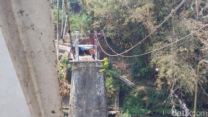 Jembatan Mergosono Kota Malang yang sedang dalam perbaikan.