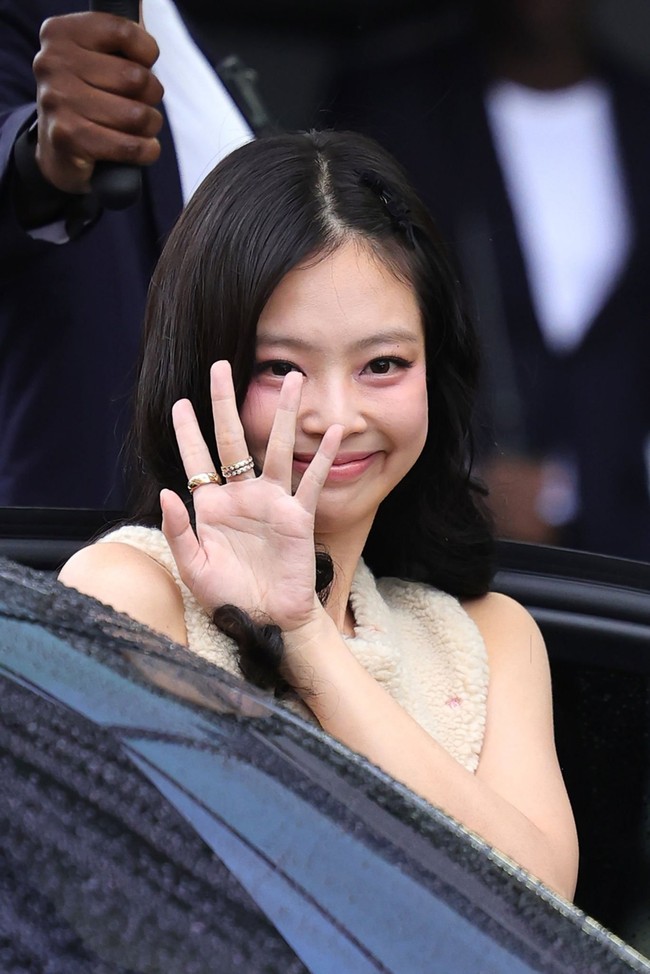 Dalam sebuah video yang viral, Jennie BLACKPINK fokus dengan tatapannya ke depan, saat yang lain sibuk merekam. Dia melihat para model yang melenggang dengan senyuman di wajahnya dan memberikan tepuk tangan tanpa henti. Foto: Instagram