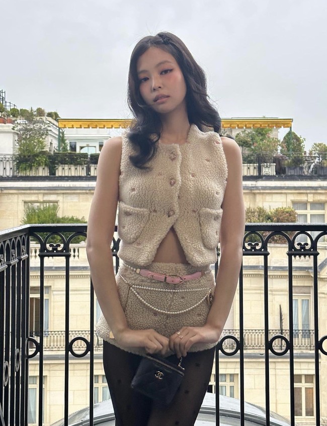 Kepada WWD, Jennie BLACKPINK mengatakan penampilannya sedikit berbeda dari biasanya, mirip kostum Barbie. “It’s a Barbie-looking outfit. It’s a bit different than my other looks, but it’s cute.”Foto: Instagram
