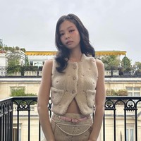 Kepada WWD, Jennie BLACKPINK mengatakan penampilannya sedikit berbeda dari biasanya, mirip kostum Barbie. “It’s a Barbie-looking outfit. It’s a bit different than my other looks, but it’s cute.”Foto: Instagram