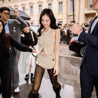 Penampilan Jennie BLACKPINK dilengkapi dengan stocking hitam, mini bag Chanel, dan belt beraksen pearl.Foto: Instagram