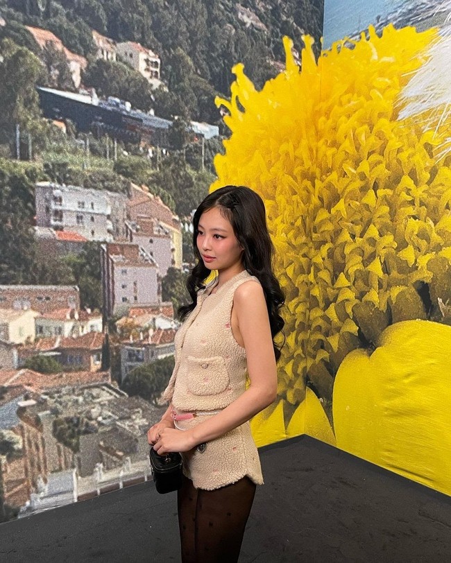 Namun, beberapa netizen menilai celana yang dikenakannya terlalu pendek. Foto: Instagram