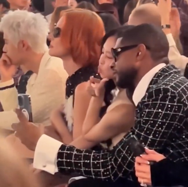 Selama acara berlangsung, Jennie BLACKPINK duduk di sebelah Usher dan bercengkrama. Jennie mengungkap saat ini tengah menggarap album solonya dan Usher pun ingin berkolaborasi dengannya.    Foto: Instagram