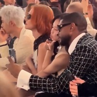 Selama acara berlangsung, Jennie BLACKPINK duduk di sebelah Usher dan bercengkrama. Jennie mengungkap saat ini tengah menggarap album solonya dan Usher pun ingin berkolaborasi dengannya.    Foto: Instagram