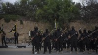 Pejuang Palestina dari kelompok militan Jihad Islam berdiri dalam formasi selama parade militer di Kota Gaza, Rabu (4/10/2023).  