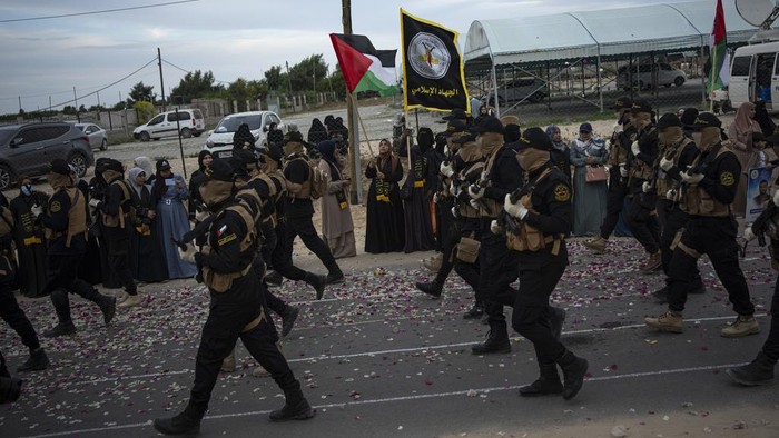 Jihad Islam Palestina Gelar Parade Militer di Jalur Gaza Palestinian fighters from the Islamic Jihad militant group riding on a truck with rockets on display take part in an anti-Israel parade marking the 36th anniversary of the movement's founding, in Gaza City, Wednesday, Oct. 4, 2023. (AP Photo/Fatima Shbair)