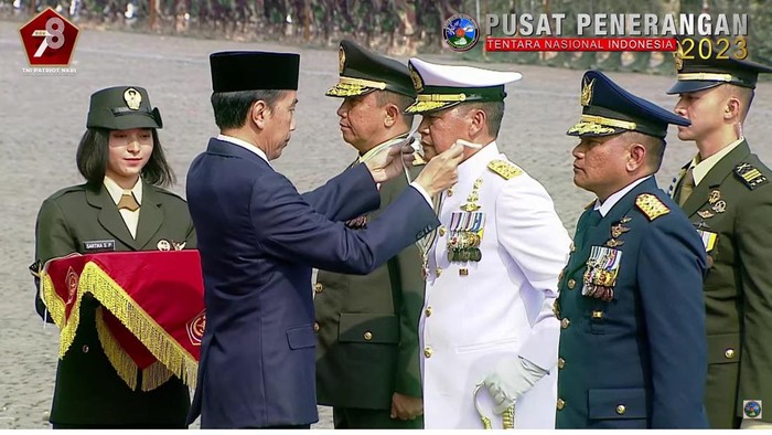 Jokowi Berikan 3 Tanda Kehormatan Bintang Yudha Dharma kepada Mayjen TNI
