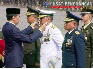 Jokowi Berikan 3 Tanda Kehormatan Bintang Yudha Dharma kepada Mayjen TNI