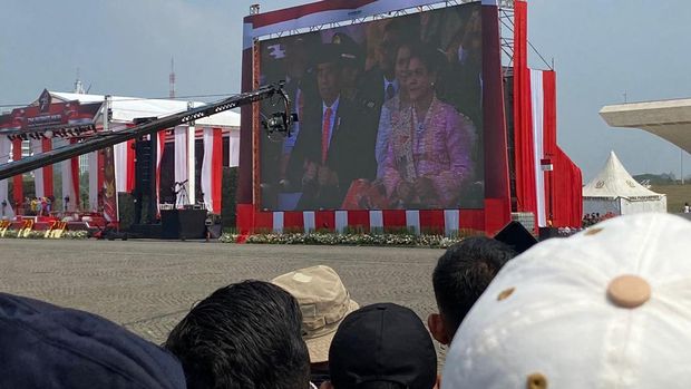 Jokowi saat tonton atraksi di HUT TNI (Wildan/detikcom)