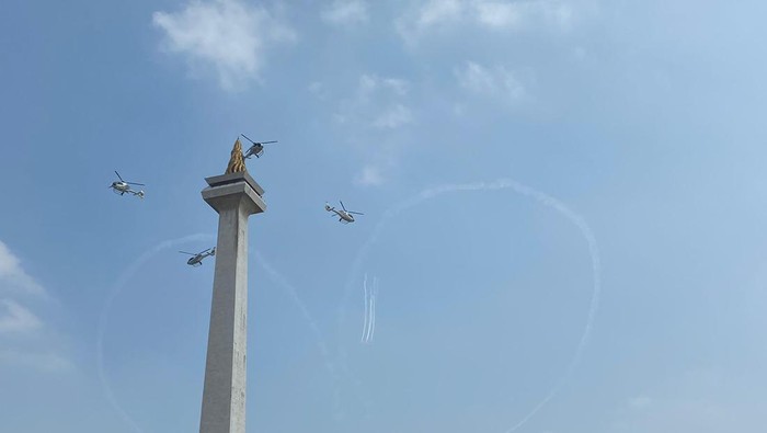 Jokowi saat tonton atraksi di HUT TNI (Wildan/detikcom)