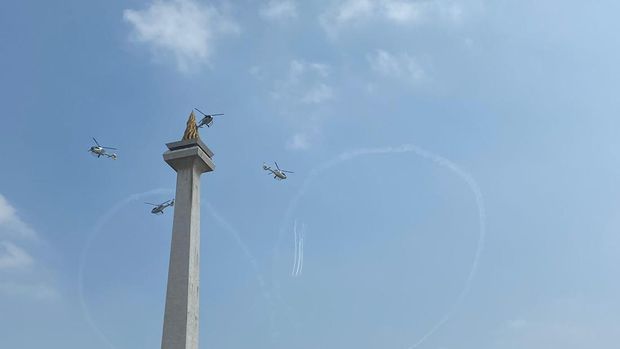 Jokowi saat tonton atraksi di HUT TNI (Wildan/detikcom)