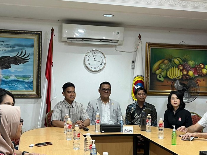 Ketua Umum (Ketum) PSI Kaesang Pangarep bersilaturahmi ke Persekutuan Gereja-Gereja Pentakosta Indonesia (PGPI). Dalam silaturahmi itu, Kaesang meminta wejangan dan nasihat.