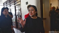 Kemudian, pukul 13.40 WIB, Puan Maharani terlihat sampai di lokasi. Puan tampak mengenakan pakaian warna hitam. 