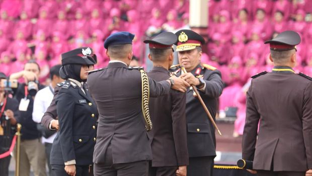 Kalemdiklat Polri Komjen Pol Purwadi Arianto melantik 2.176 perwira Polri.