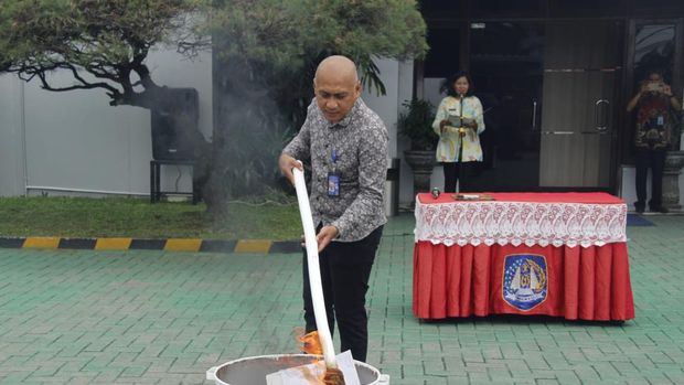 Kantor Imigrasi Kelas I Khusus TPI Medan melakukan pemusnahan arsip fisik substantif keimigrasian T.A 2023. (Dok Kantor Imigrasi Medan)