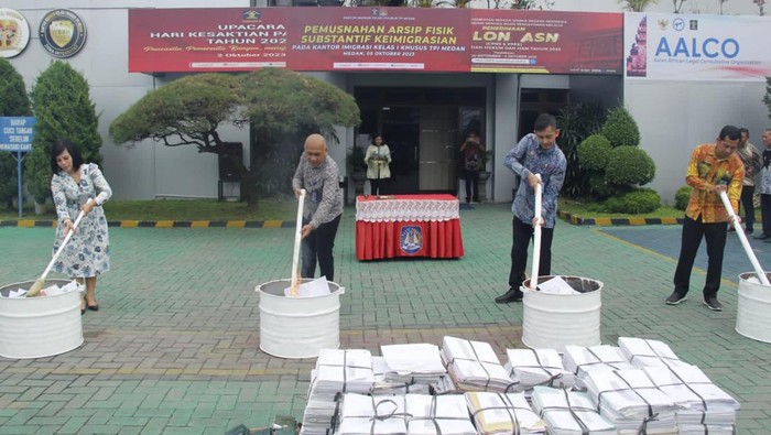 Kantor Imigrasi Kelas I Khusus TPI Medan melakukan pemusnahan arsip fisik substantif keimigrasian T.A 2023. (Dok Kantor Imigrasi Medan)